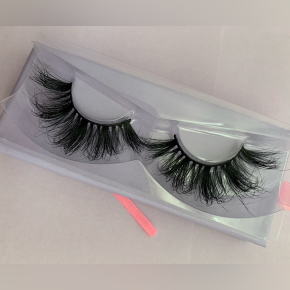 Stlye: Euphoria 25mm real mink lashes. Big and bold - Picture 2 of 2